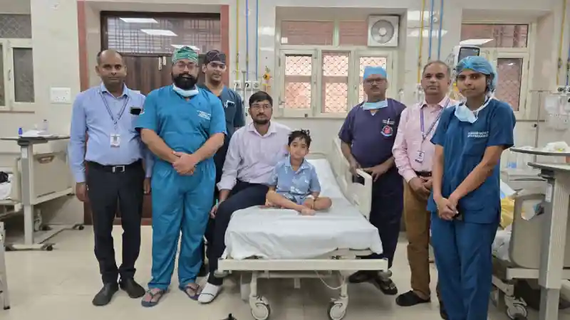 केजीएमयू में कमाल: 7 साल के बच्चे का रोबोटिक ऑपरेशन, अगले ही दिन चलने लगा