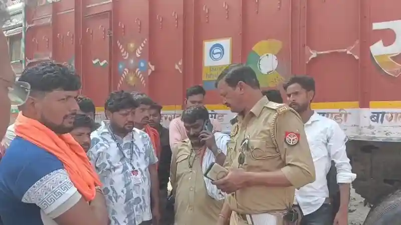 चालकों का चक्का जाम, पुलिस ने फटकारी लाठी, नौ को  दबोचा