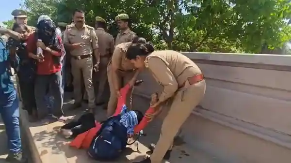 लखनऊ में विरोध प्रदर्शन, सियासत में वार - अखिलेश ने उठाए नारी सुरक्षा पर गंभीर सवाल