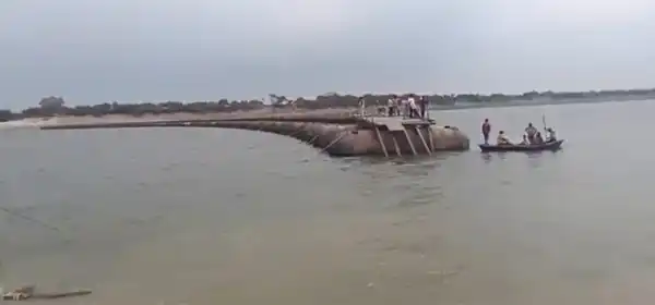 15 दिन का ‘विकास’ पानी में, मिर्जापुर का पीपा पुल बहते ही अखिलेश यादव ने उठाये सवाल