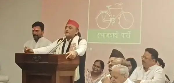 लखनऊ पदयात्रा में महिलाओं को सड़ा खाना खिलाया - बोले अखिलेश यादव