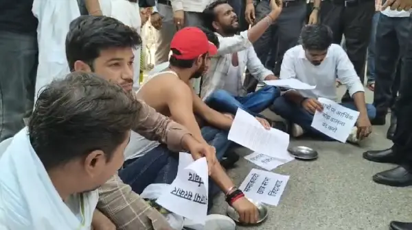 बड़ी फीस वापस कराने को कटोरा लेकर उतरे छात्र