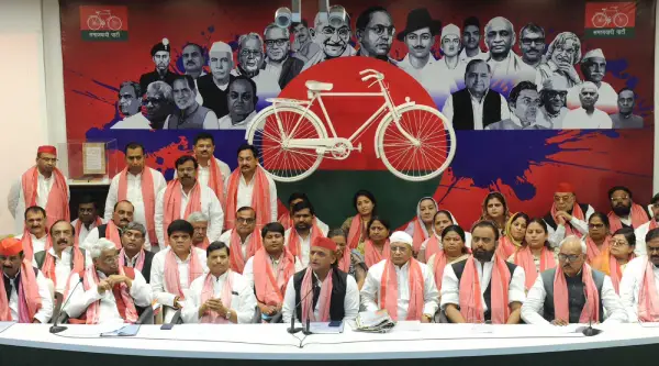 आपके ऊपर ऐसी 100 नौकरियां कुर्बान..., अखिलेश यादव को पूड़ी खिलाने वाली अंजलि का बड़ा बयान