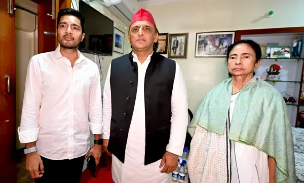 कोलकाता में ममता बनर्जी से मिले अखिलेश यादव, बोले- दीदी आप हारी नहीं हैं, बंगाल चुनाव और हिंसा पर BJP पर हमला