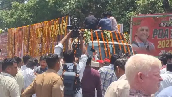प्रतीक यादव को अंतिम विदाई - सपा, बीजेपी, कांग्रेस के दिग्गज नेताओं ने दी श्रद्धांजलि