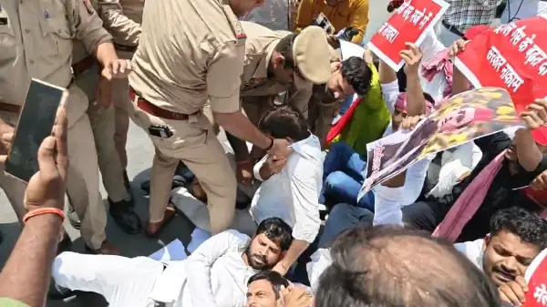 हजरतगंज में छात्र सभा का जोरदार प्रदर्शन, महंगाई और पेपर लीक को लेकर सरकार के खिलाफ नारेबाजी