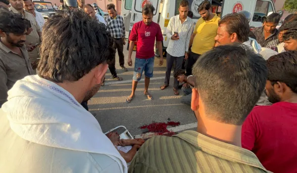 लखनऊ में अनियंत्रित डीसीएम डिवाइडर तोड़कर नहर पर लटकी, चालक अस्पताल में भर्ती