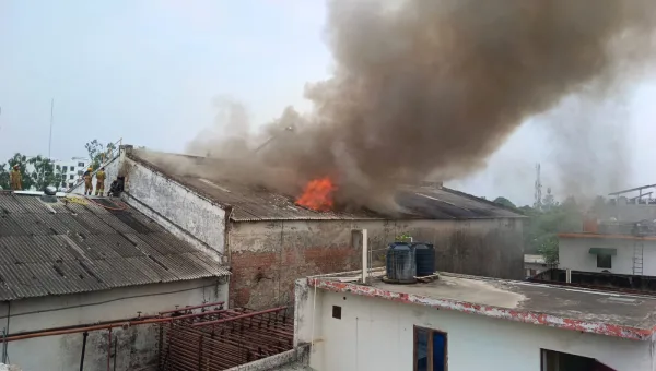 लखनऊ में कोल्ड स्टोरेज में लगी भीषण आग, दमकल की कई गाड़ियां घंटों से जुटीं