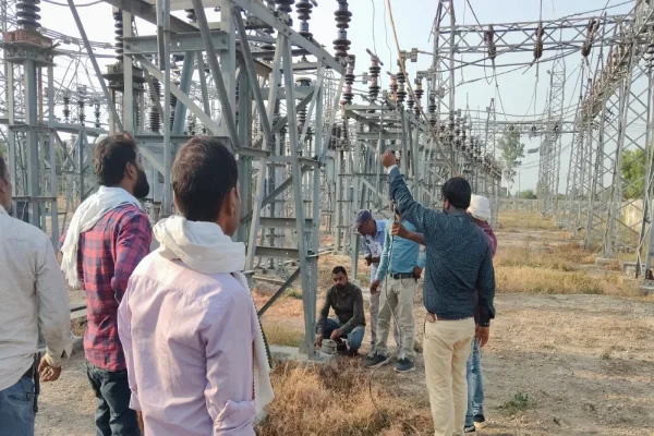 भीषण गर्मी, अंधेरे में डूबे 150 से ज्यादा गांव... खेतों में थमी धान की रोपाई, शहर में भी बिजली संकट से बेहाल लोग