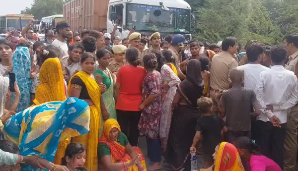 शव सड़क पर रखकर जाम किया हाईवे, बाराबंकी में पुलिस पर पथराव के बाद लाठीचार्ज