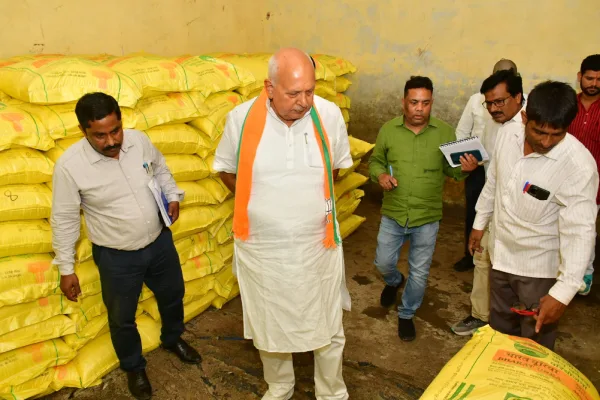 किसानों को खाद मिलने में नहीं होगी दिक्कत? कृषि मंत्री ने खुद पहुंचकर जांची यूरिया की उपलब्धता