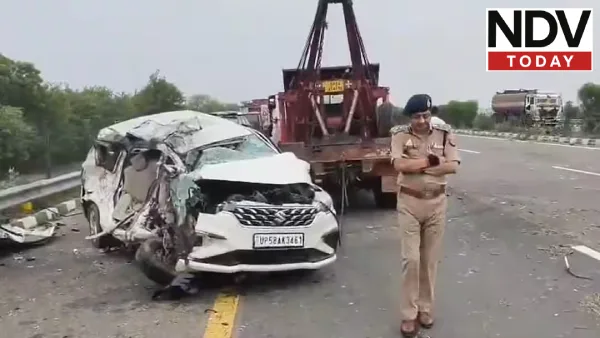 आगरा-लखनऊ एक्सप्रेसवे पर भीषण हादसा, अनियंत्रित बस कार से टकराकर खाई में गिरी; 5 की मौत, कई घायल