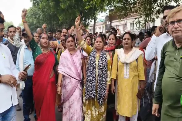 कई महीनों से भुगतान नहीं... लखनऊ में हजारों ग्राम रोजगार सेवकों का विधानसभा घेराव, सरकार को दी चेतावनी