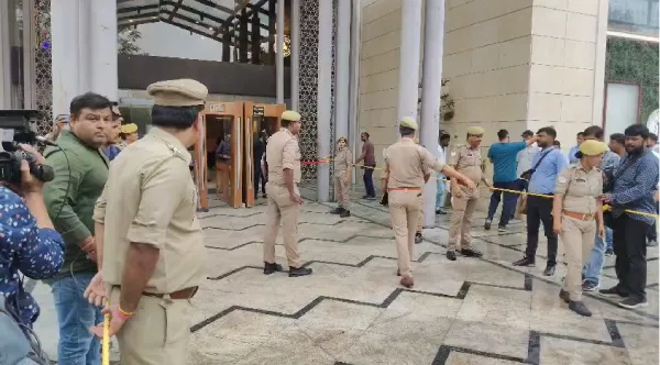 आधी रात समिट बिल्डिंग में पुलिस की बड़ी रेड, 100 से ज्यादा लोग हिरासत में