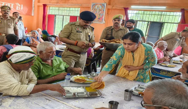 वर्दी के पीछे दिखा संवेदनशील चेहरा, एसपी प्राची सिंह ने वृद्धाश्रम में बुजुर्गों संग बैठकर किया सहभोज