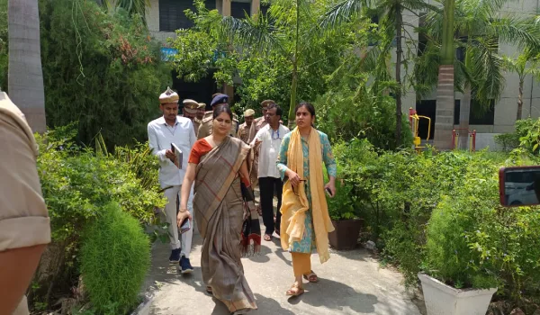 यूपीटीईटी परीक्षा के दौरान डीएम और एसपी अचानक पहुंचे परीक्षा केंद्र, अभ्यर्थियों की जांच से लेकर सीसीटीवी तक देखी व्यवस्था