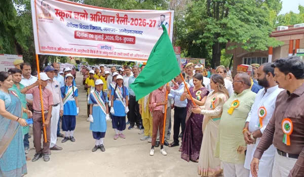 अम्बेडकरनगर में अपर्णा यादव ने 'स्कूल चलो अभियान' को दिखाई हरी झंडी