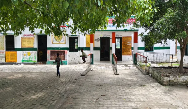फर्श पर बिखरी थीं किताबें... खिड़कियों से झांक रहे थे बच्चे, एनडीवी टुडे की पड़ताल में खुली परिषदीय स्कूलों की हकीकत