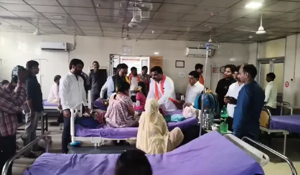 राजनाथ सिंह के 64वें जन्मदिन पर लखनऊ में अनोखी पहल, सिविल अस्पताल पहुंचकर मरीजों को बांटे फल