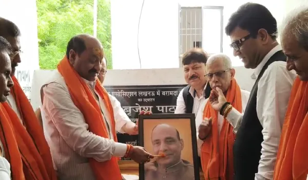 राजनाथ सिंह के जन्मदिन पर लखनऊ कचहरी में जुटे सैकड़ों अधिवक्ता, लखनऊ बार एसोसिएशन ने अनोखे अंदाज में मनाया उत्सव