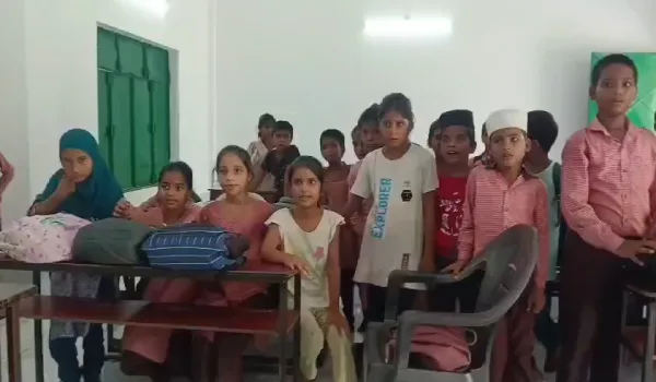 मिड डे मील की थाली देखकर चौंके बच्चे, खाने में कीड़े मिलने के आरोप के बाद भोजन करने से किया इनकार