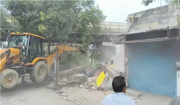 बार-बार नोटिस के बाद आखिर चला बुलडोजर, लखनऊ में रेलवे की जमीन से हटाए जा रहे अवैध निर्माण