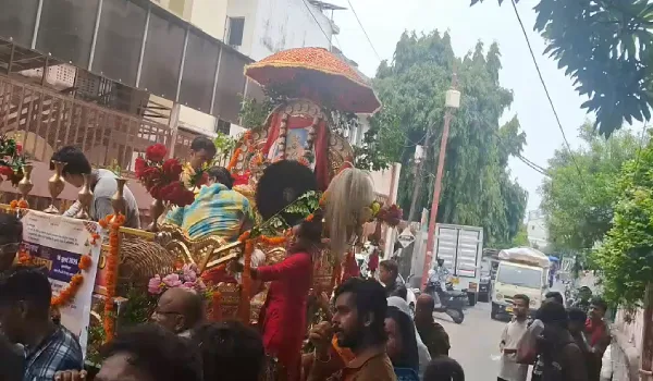फूलों की वर्षा, गूंजते जयकारे और हजारों श्रद्धालु... ऐसा दिखा लखनऊ में भगवान जगन्नाथ की रथयात्रा का नजारा