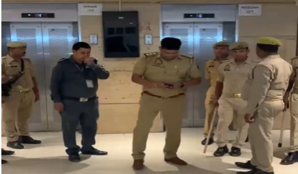 रात के अंधेरे में चल रहा था हाईटेक ठगी का खेल, ओमेक्स रेजीडेंसी से फर्जी कॉल सेंटर का भंडाफोड़; आठ लोग हिरासत में