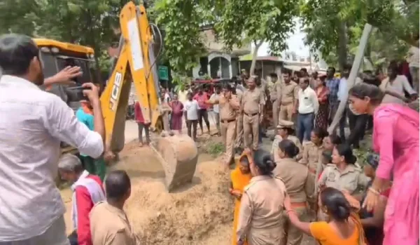 जमीन पर रास्ता बनाने पहुंची टीम, महिलाओं ने किया विरोध... नगर पालिका पर लगे गंभीर आरोप