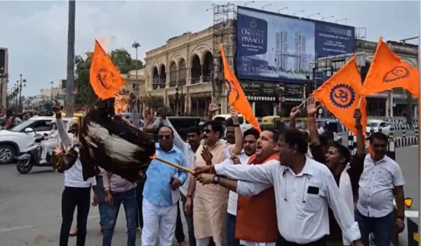 लखनऊ में मौलाना जर्जिस के खिलाफ जोरदार प्रदर्शन, हजरतगंज में पुतला दहन कर कार्रवाई की मांग