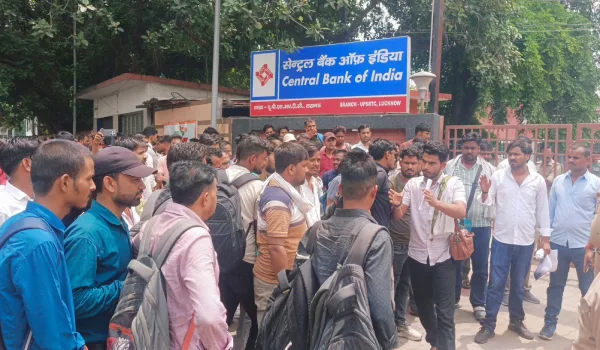 सालों से बसों में ड्यूटी, फिर भी नहीं मिला हक... अब आउटसोर्स परिचालकों ने निगम प्रबंधन के सामने रखीं बड़ी मांगें