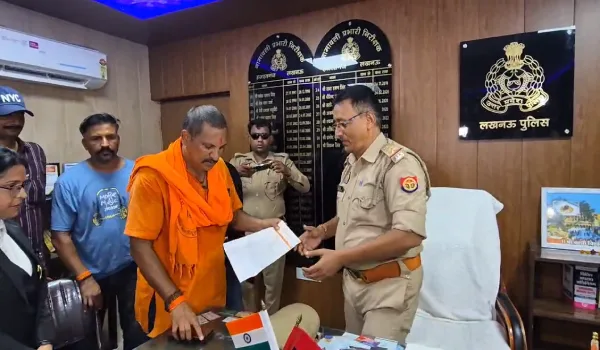 भगवान शंकर पर टिप्पणी से बढ़ा विवाद, मौलाना जर्जिस के खिलाफ एफआईआर की मांग लेकर थाने पहुंचा हिंदू महासभा