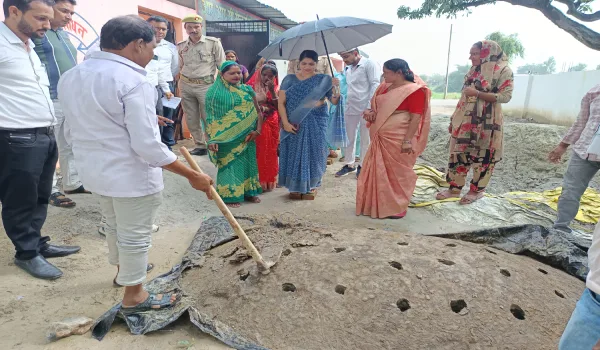 राख नहीं बनेगी बेकार! अब इसी से तैयार होगी जैविक खाद, महिलाओं की इस पहल ने डीएम को भी किया प्रभावित