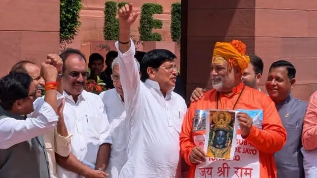 संसद में भगवा पहनकर प्रदर्शन के बाद पप्पू यादव पर शिकायत, ओम बिरला की नाराजगी के बीच बढ़ा विवाद