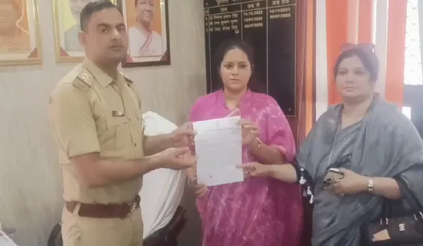 कंगना रनौत के खिलाफ एफआईआर की मांग, लखनऊ में महिला कांग्रेस ने पुलिस कमिश्नर को सौंपा शिकायती पत्र