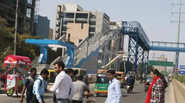 अब मेट्रो टिकट के बिना भी पार कर सकेंगे व्यस्त सड़कें, दिल्ली के 13 स्टेशनों पर डीएमआरसी बनाएगा नए फुट ओवर ब्रिज और सबवे