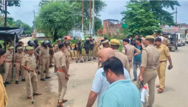 जलाभिषेक के लिए बढ़ रहा था काफिला, कसमंडी कलां में पुलिस ने बैरिकेडिंग कर रोका