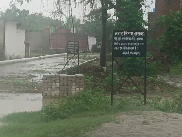 लखनऊ में सरकारी जमीनों पर कब्जे के मामलों में प्रशासन का बड़ा अभियान, कई स्थानों पर कार्रवाई शुरू