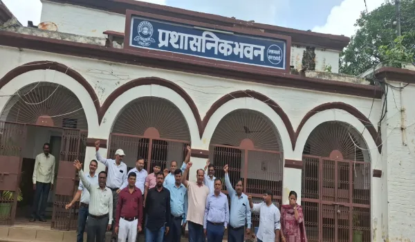 अंबेडकरनगर में शिक्षकों का विरोध प्रदर्शन, काली पट्टी बांधकर केंद्र की नीतियों पर जताई आपत्ति