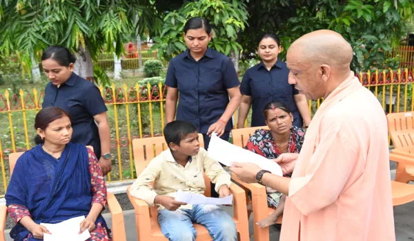 सीएम योगी ने 200 लोगों की समस्याएं सुनीं, जमीन कब्जे की शिकायत पर दिए कार्रवाई के निर्देश