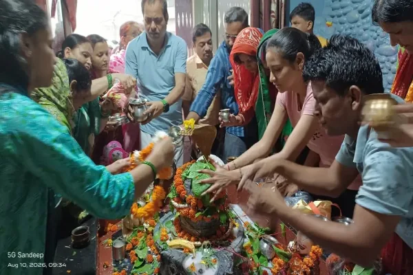 सावन शिवरात्रि पर नोएडा में भक्तों की भीड़, 30 ड्रोन और 3000 कैमरों से निगरानी