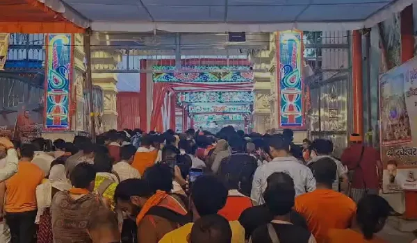 रात 12 बजे खुले दूधेश्वर नाथ मंदिर के पट, जलाभिषेक को उमड़े श्रद्धालु, लगी लंबी कतारें