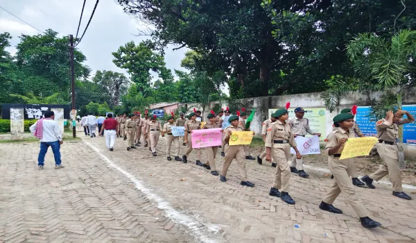 टीबी और नशे के खिलाफ सड़क पर उतरे एनसीसी कैडेट्स, अंबेडकरनगर में निकली रैली