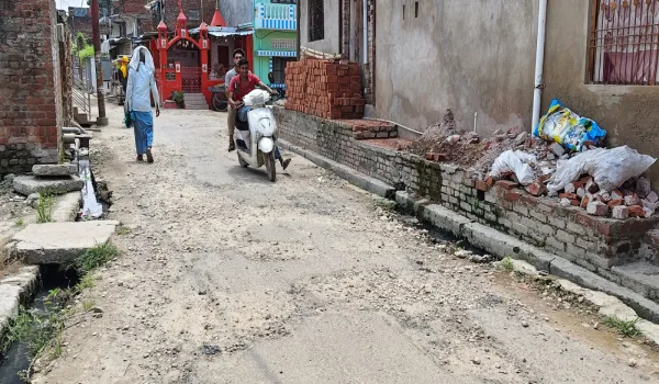 अंबेडकरनगर में सड़कें बदहाल, जौहरडीह मार्ग समेत कई रास्तों पर बड़े गड्ढे