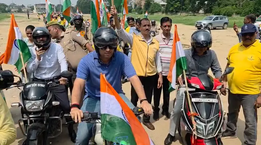 बुलेट पर तिरंगा लेकर निकले गाजियाबाद के डीएम रविंद्र मांदड़, बाइक रैली में दिखा उत्साह