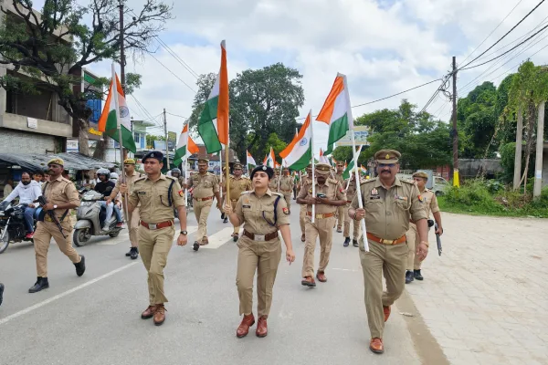 अम्बेडकरनगर में तिरंगा लेकर सड़कों पर उतरी पुलिस, एसपी प्राची सिंह के नेतृत्व में निकली यात्रा
