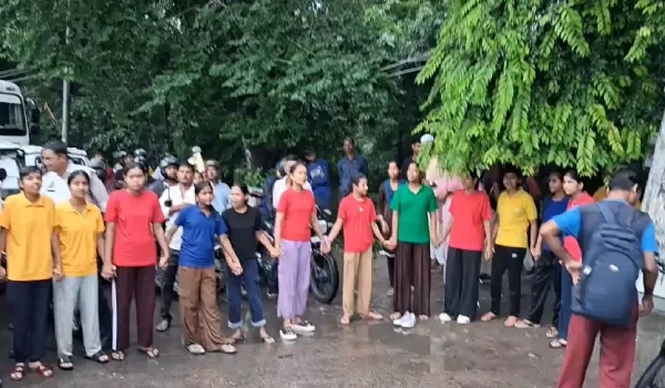 बारिश में भी सड़क से नहीं हटे बच्चे, बोले- शिक्षक नहीं तो पढ़ाई कैसे होगी?