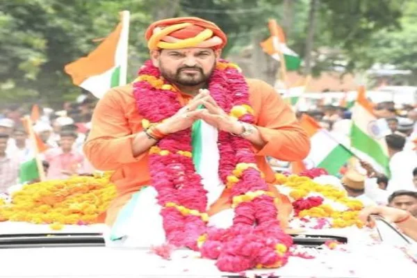बरी होने के बाद पहली बार लखनऊ पहुंचे बृजभूषण, 100 गाड़ियों से हुआ स्वागत