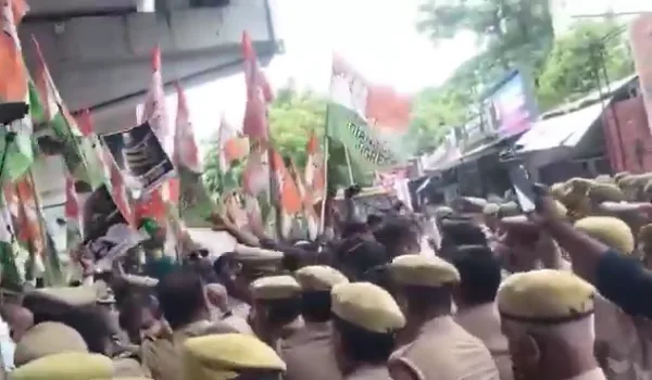 जेन-जी छात्रों के समर्थन में लखनऊ में कांग्रेस का मार्च, बैरिकेडिंग पर नोकझोंक