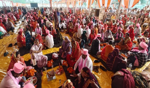 भारी बारिश के बीच 301 जोड़ों ने लिए सात फेरे, अंबेडकरनगर में सामूहिक विवाह